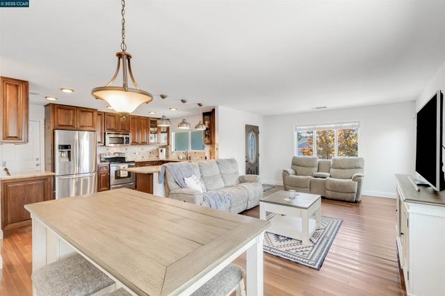 1349 Montana Dr, Concord CA: https://media.crmls.org/mediaz/ad2653da-4995-44a0-b1c0-a467aa0e68a6.jpg