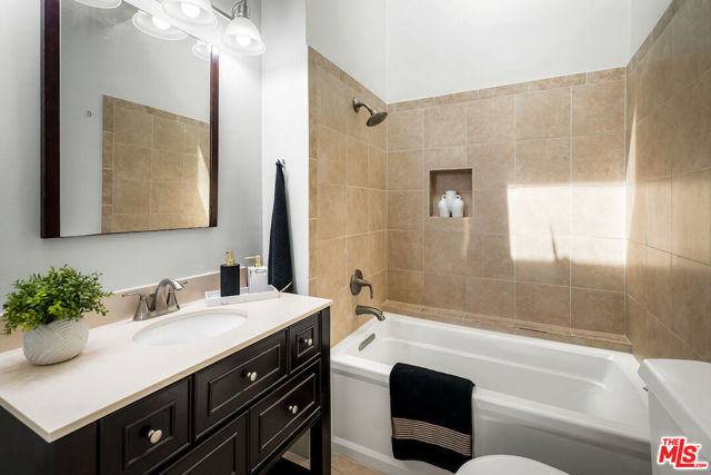 1425 Stanford Street, Santa Monica CA: https://media.crmls.org/mediaz/ad26685d-b891-4463-af15-1fc72adaa335.jpg