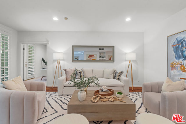 575 S Barrington Avenue, Los Angeles CA: https://media.crmls.org/mediaz/ad267d0e-15a0-4f41-a5f5-e6d49820622d.jpg