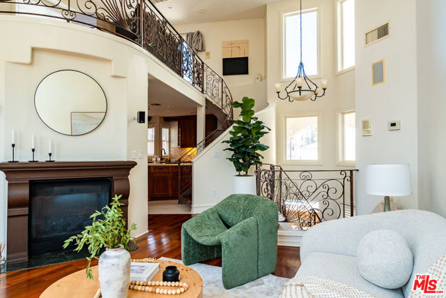 844 3rd Street, Santa Monica CA: https://media.crmls.org/mediaz/ad28065b-e2a9-4a03-b688-b0752cf159d9.jpg