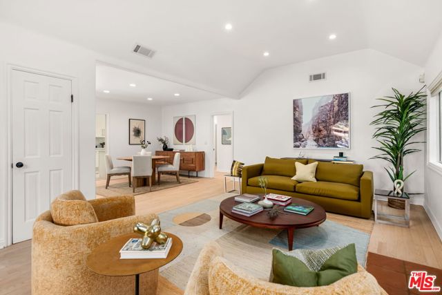 4313 Wilkinson Avenue, Studio City CA: https://media.crmls.org/mediaz/ad291195-2042-4978-bacd-fcd6668c1291.jpg