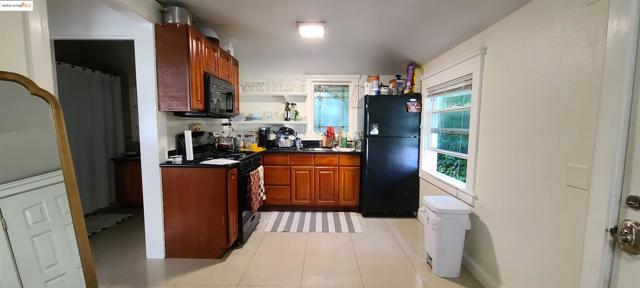 2825 Market St, Oakland CA: https://media.crmls.org/mediaz/ad291600-2a1b-462a-9b16-830eb3a556a0.jpg