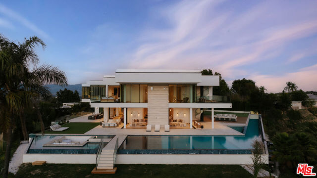 16187 Royal Oak Road, Encino CA: https://media.crmls.org/mediaz/ad29f359-95bd-4e03-bcd1-d5444dce5639.jpg