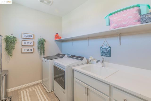 144 Scott Creek Way, Brentwood CA: https://media.crmls.org/mediaz/ad2a43c5-5baf-41ae-a445-387dcde66151.jpg