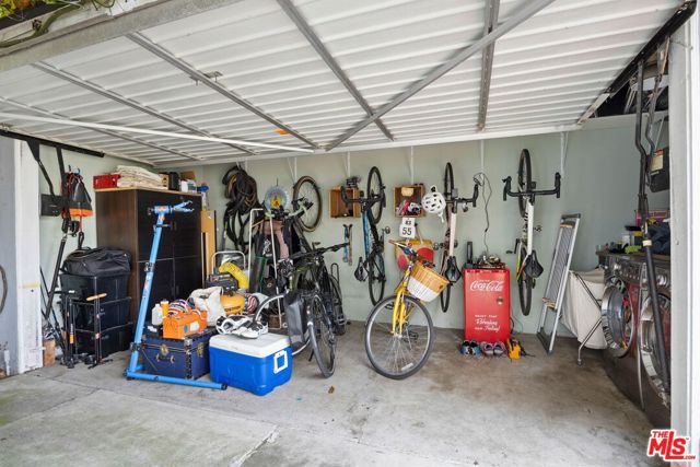 11121 Franklin Avenue, Culver City CA: https://media.crmls.org/mediaz/ad2b0bf7-700a-4d68-8570-d222ddc33504.jpg