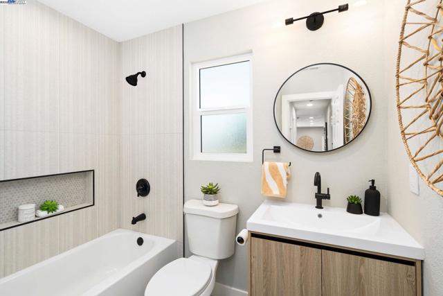 14272 Santiago Rd, San Leandro CA: https://media.crmls.org/mediaz/ad2b4319-c0eb-467a-928d-90d36a7ef666.jpg