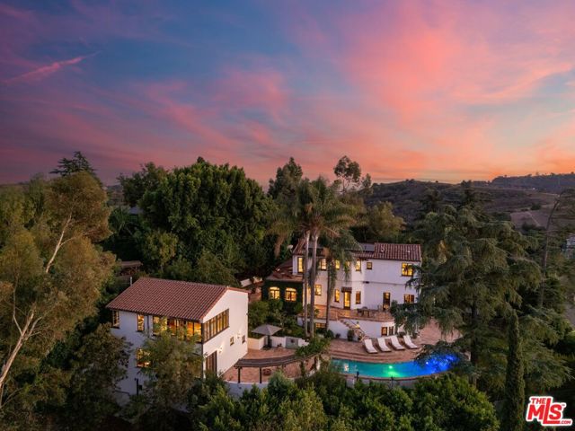3527 Wonder View Drive, Los Angeles CA: https://media.crmls.org/mediaz/ad2bca1d-8a1e-44dc-b224-a99786472d32.jpg