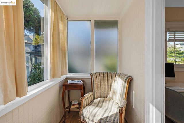 1047 Ranleigh Way, Piedmont CA: https://media.crmls.org/mediaz/ad2bdfed-a00b-4117-acbf-d915b60231a2.jpg