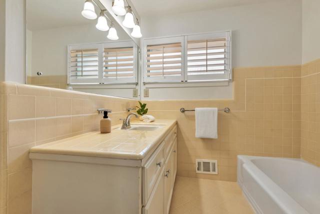 171 E Creek Drive, Menlo Park CA: https://media.crmls.org/mediaz/ad2ce618-16b3-41ec-b516-25fe11331dd1.jpg
