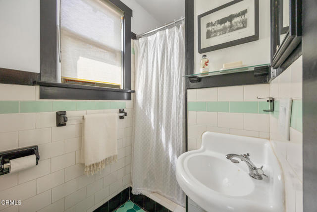 2116 Apex Avenue, Los Angeles CA: https://media.crmls.org/mediaz/ad2d5118-16b3-4691-803c-9ac061988e57.jpg