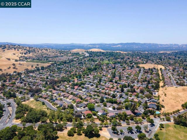 4672 N Larwin Ave, Concord CA: https://media.crmls.org/mediaz/ad2e123c-3cb1-46f4-b077-6760d06204ed.jpg