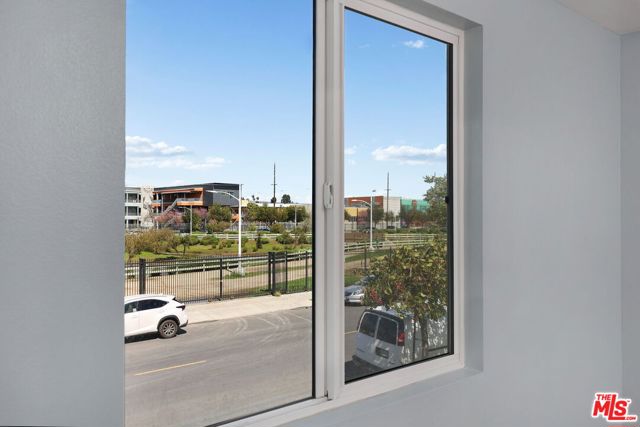 320 E 55th Street, Los Angeles CA: https://media.crmls.org/mediaz/ad2e51fe-0907-4944-bff4-abf96b6c0af3.jpg