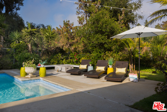 774 N KENTER Avenue, Los Angeles CA: https://media.crmls.org/mediaz/ad2ea007-f165-40e4-810e-9c3209e51c1a.jpg