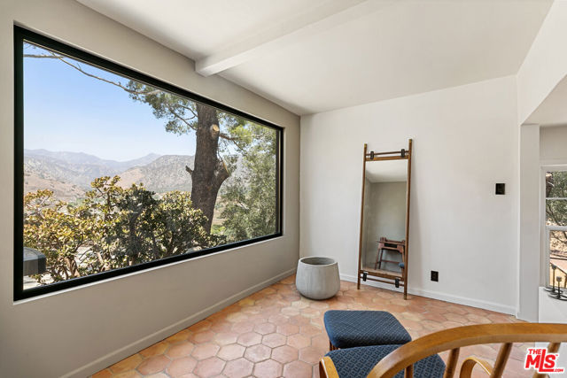 11320 Alethea Drive, Sunland CA: https://media.crmls.org/mediaz/ad3083fb-534f-4674-a8a1-75ecdbe02967.jpg
