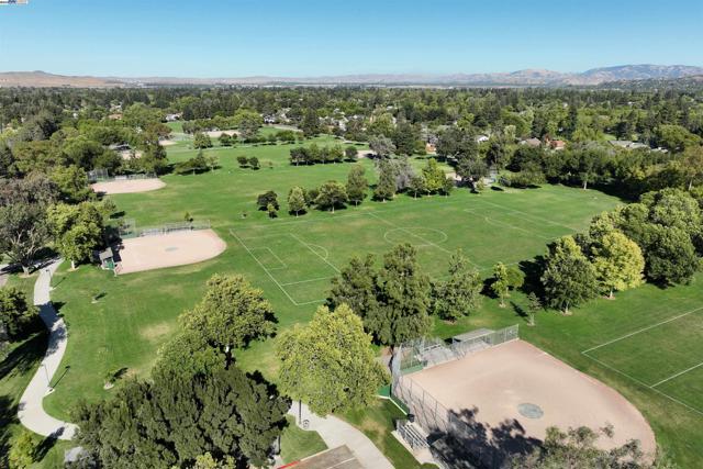 3211 Harvey Ct, Pleasanton CA: https://media.crmls.org/mediaz/ad31254a-557d-44c5-a7c8-20e97dc47ad0.jpg