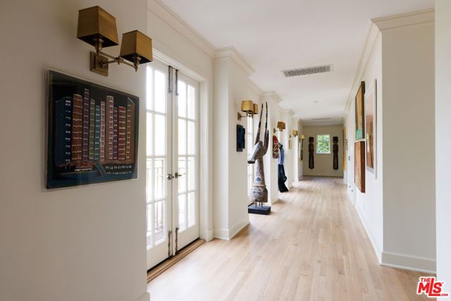 400 S Hudson Avenue, Los Angeles CA: https://media.crmls.org/mediaz/ad326890-3a1a-48ff-be02-5d176137e223.jpg
