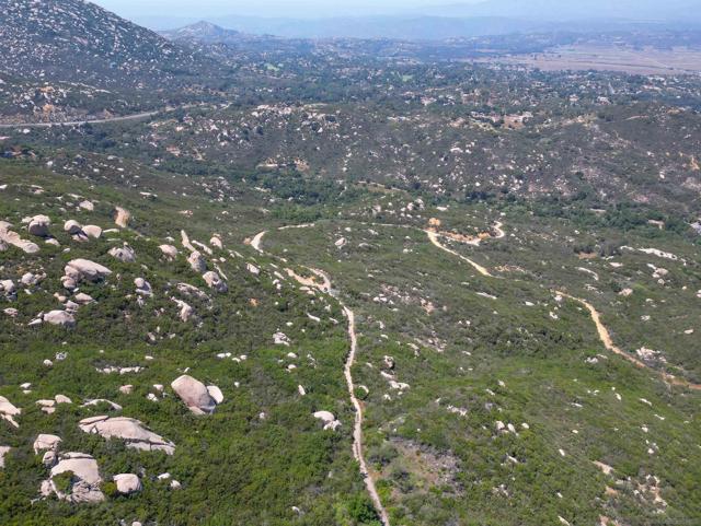 17441 Dos Picos Park Road, Ramona CA: https://media.crmls.org/mediaz/ad34fbda-4f11-4d44-99ec-930ec80e3f7b.jpg