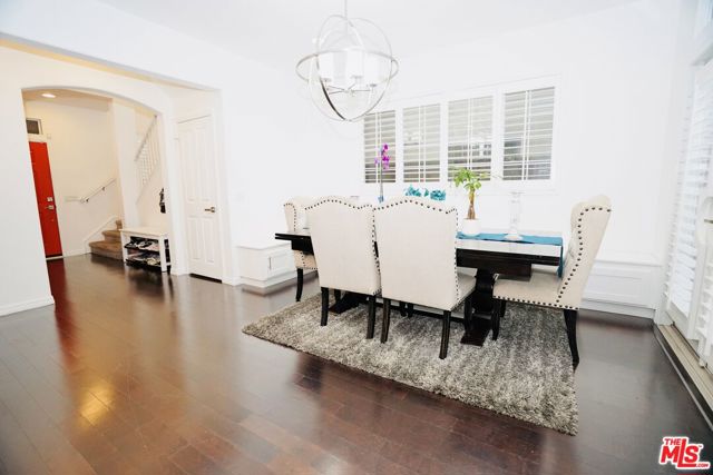 9009 S Calvin Way, Inglewood CA: https://media.crmls.org/mediaz/ad357e95-72e7-4e93-b44e-3794fac5ce0c.jpg