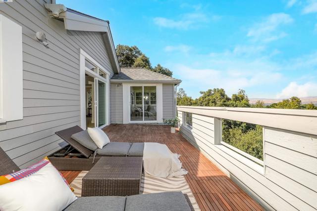 102 Castlewood Dr, Pleasanton CA: https://media.crmls.org/mediaz/ad358049-7239-472f-8614-9e4c386a5be9.jpg
