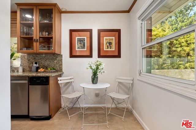 4219 Saugus Avenue, Sherman Oaks CA: https://media.crmls.org/mediaz/ad35f7e0-a2a2-4576-83e3-adb238602cd0.jpg