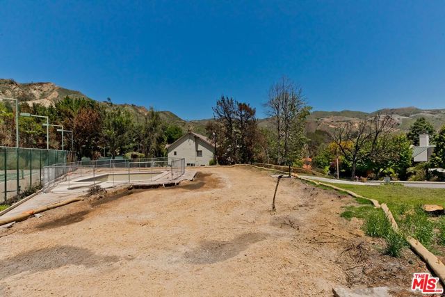 17706 Camino De Yatasto, Pacific Palisades CA: https://media.crmls.org/mediaz/ad36193b-7e3a-4de8-b4fb-5dc229b12969.jpg