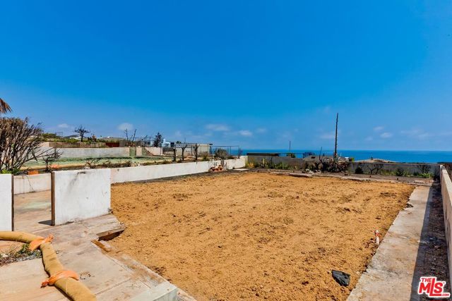 18208 Kingsport Drive, Malibu CA: https://media.crmls.org/mediaz/ad36856b-eaa6-4245-a750-721ae2adcf06.jpg
