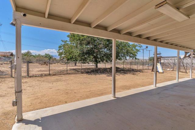 7592 Hanford Avenue, Yucca Valley CA: https://media.crmls.org/mediaz/ad37f0f3-f447-4987-ba96-583e247ab18f.jpg