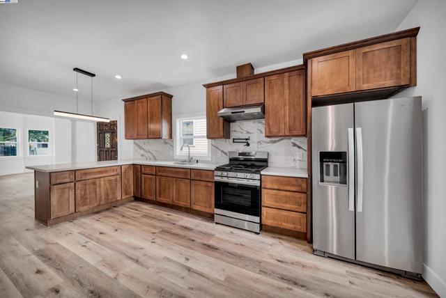 3035 Logan St, Oakland CA: https://media.crmls.org/mediaz/ad390f2d-c518-49f4-80fb-fb227b8539a3.jpg