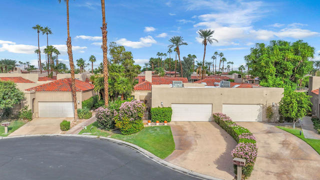 165 Lake Shore Drive, Rancho Mirage CA: https://media.crmls.org/mediaz/ad3a2781-681f-4f56-9311-094bc22c1cf7.jpg