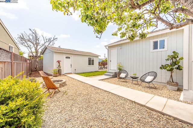 963 Douglas Dr, San Leandro CA: https://media.crmls.org/mediaz/ad3a425f-eb5d-4b2b-8e48-83af604f4988.jpg