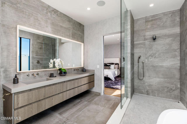 829 Flower Avenue, Venice CA: https://media.crmls.org/mediaz/ad3b0150-6bc8-45a3-b64a-02a28f5d05b1.jpg