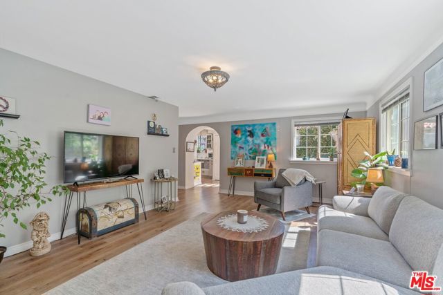11316 Sunshine Terrace, Studio City CA: https://media.crmls.org/mediaz/ad3cce36-523a-4b5a-b5cc-681e109f02d8.jpg