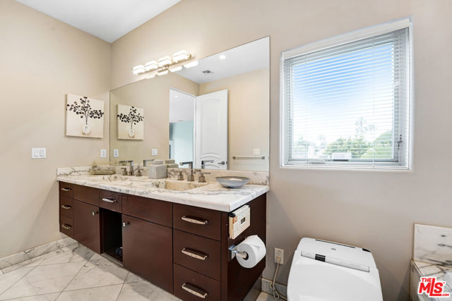 841 N Crescent Heights Boulevard, Los Angeles CA: https://media.crmls.org/mediaz/ad3cd1e9-137b-4e1e-9996-1ae452133324.jpg