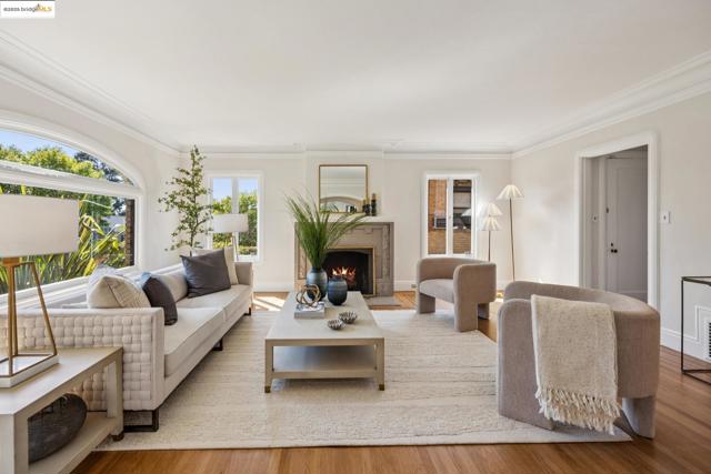 700 Longridge Rd, Oakland CA: https://media.crmls.org/mediaz/ad3edd0d-f746-4074-9db0-786d7baa14c4.jpg