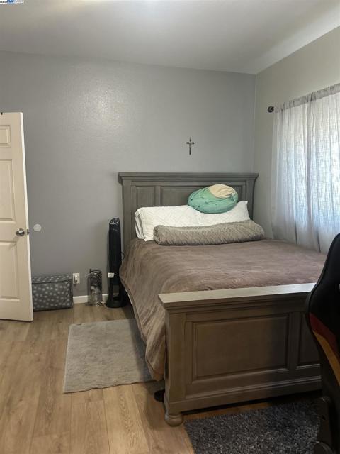 1530 40th Ave, Oakland CA: https://media.crmls.org/mediaz/ad3ee41c-abaf-491e-a5b2-2b9a38cc0db3.jpg
