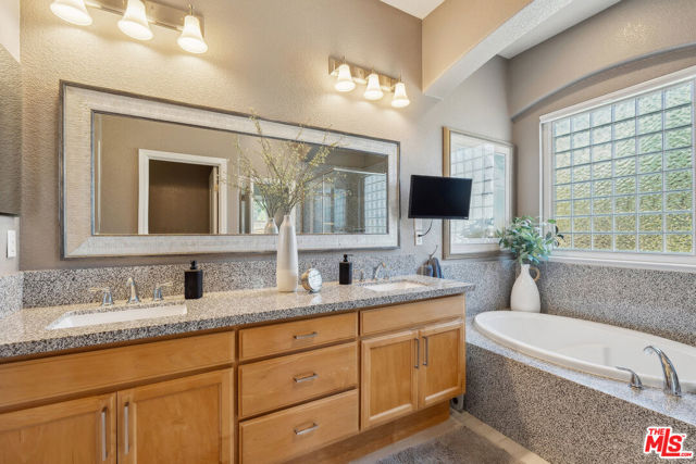 11051 Fiore Drive, Rancho Cordova CA: https://media.crmls.org/mediaz/ad3fc2a9-f9eb-4a26-9f1b-fa8a2915e0a4.jpg