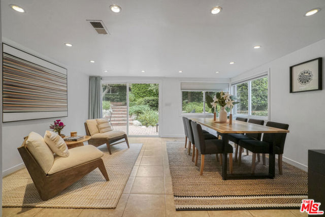 2926 Urban Avenue, Santa Monica CA: https://media.crmls.org/mediaz/ad4066ce-ab85-4dea-8d53-a39d86584484.jpg