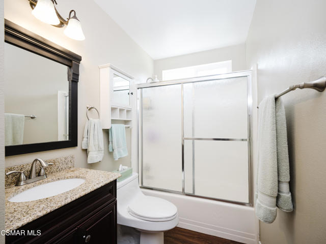 709 Zinnia Court, Thousand Oaks CA: https://media.crmls.org/mediaz/ad41477f-f8a0-44d3-a460-b5ba2acc6e31.jpg