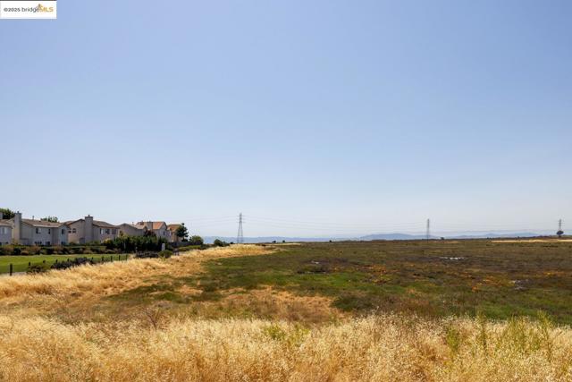 15388 Heron Dr, San Leandro CA: https://media.crmls.org/mediaz/ad419468-1850-465e-a819-a6b6907c2366.jpg