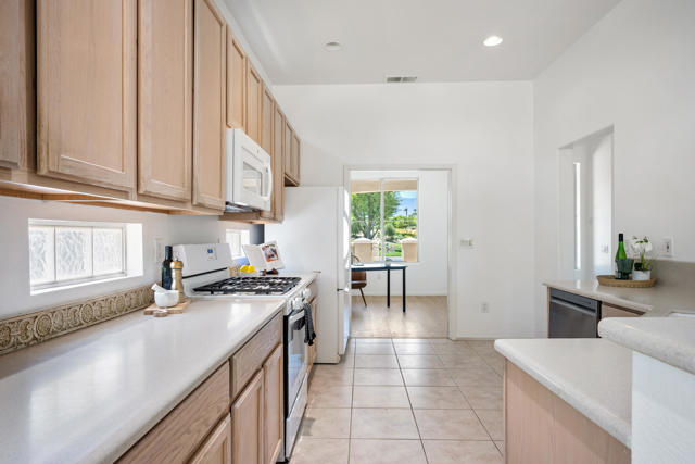 44010 Royal Troon Drive Drive, Indio CA: https://media.crmls.org/mediaz/ad41f98e-d3d9-4178-8a4e-9c0718ccb840.jpg