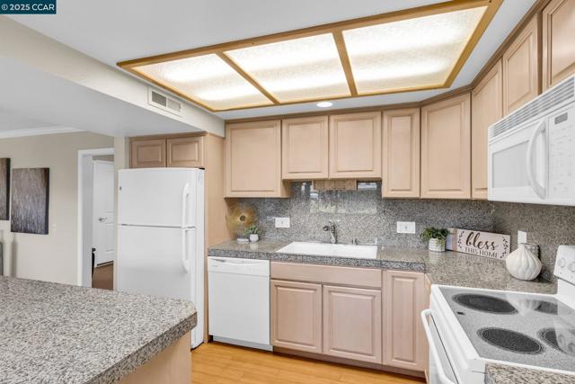 1200 Canyonwood Ct, Walnut Creek CA: https://media.crmls.org/mediaz/ad4211f1-826f-4244-a7d6-c36a3e42bf9e.jpg