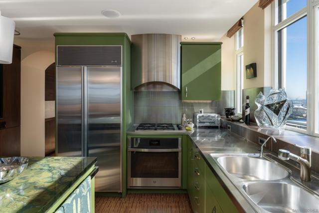 700 W Harbor Dr, San Diego CA: https://media.crmls.org/mediaz/ad42f2dc-fd93-4a0a-a395-d6fdb98707c3.jpg