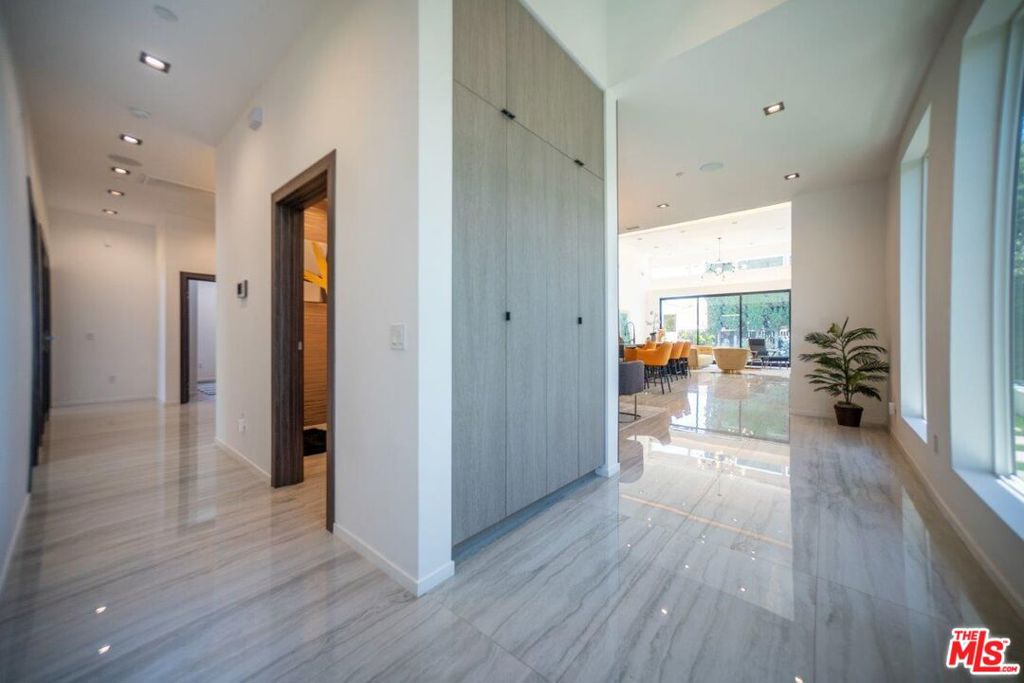 https://media.crmls.org/mediaz/ad45124d-974e-4f74-8318-f02e7529564b.jpg?preset=X-Large