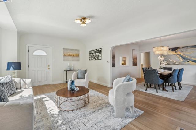 1827 Moreland Dr, Alameda CA: https://media.crmls.org/mediaz/ad45685c-ebd7-42ac-81fa-a69382231b99.jpg