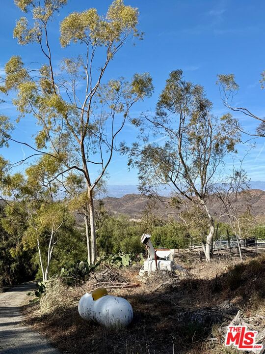 11077 Pacific View Drive, Malibu CA: https://media.crmls.org/mediaz/ad4625f9-eb3c-4bb3-aed2-089b808411f8.jpg