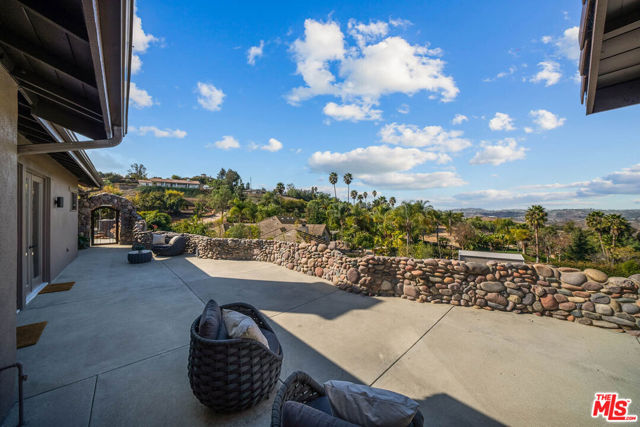 32070 Via Vera, Bonsall CA: https://media.crmls.org/mediaz/ad47656f-305e-4cd5-aef9-c81c5c14371d.jpg