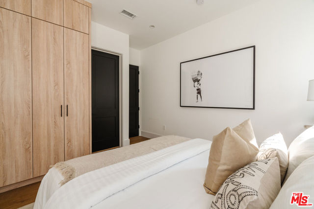 5328 Allott Avenue, Sherman Oaks CA: https://media.crmls.org/mediaz/ad47cb13-7c92-4dbc-afcb-7d00f24210d9.jpg