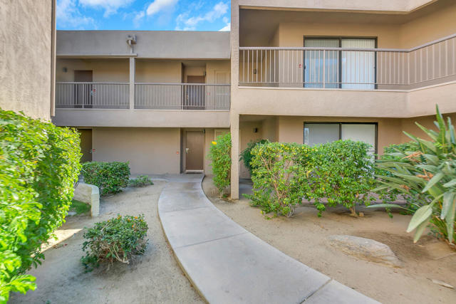73879 Club Circle Dr, Palm Desert CA: https://media.crmls.org/mediaz/ad483de2-d642-432d-bc95-2af5b2b15f71.jpg