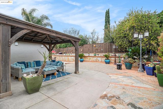 410 Kevin Ct, San Ramon CA: https://media.crmls.org/mediaz/ad4867fe-6bf1-4560-b065-9fff1ebb4278.jpg