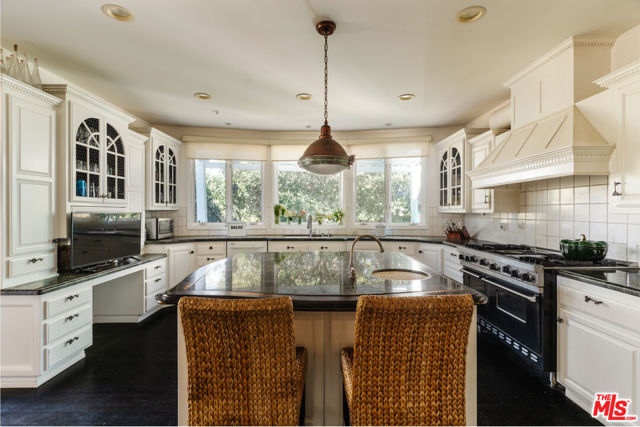 4244 Balcony Drive, Calabasas CA: https://media.crmls.org/mediaz/ad4883ac-0582-47bf-8c16-2efc371bd816.jpg